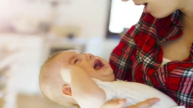 ما أسباب رفض الرضيع الرضاعة الطبيعية